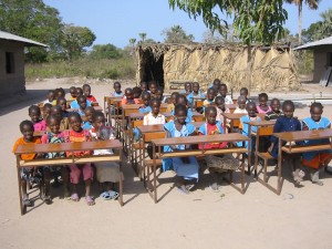 Midden op het schoolplein de banken testen