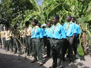 De scouts met nieuwe uniformen