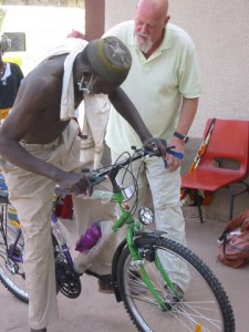 Jan Dinkelaar en Mama Saho op zijn nieuwe fiets