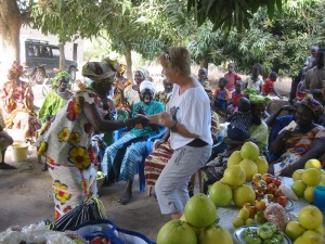 Dansen in Macouda bij het in aanbouw zijn gezondheidscentrum