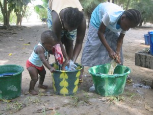 Helpen met kleren wassen