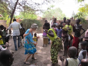 Dansen bij aankomst in Darsilami