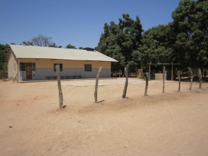 Gezondheidscentrum met daarachter de kinderspeelplaats