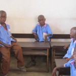 Byeparteh (midden) kreeg de kinderrolstoel om naar school te gaan