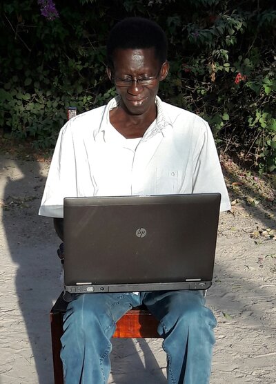 Tabo probeert zijn gekregen laptop (van een school in NL)